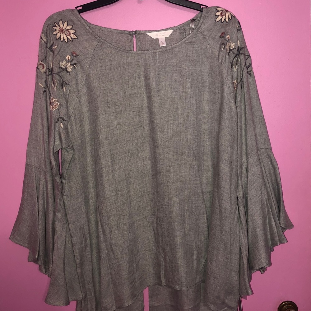 Women’s flutter sleeve blouse!